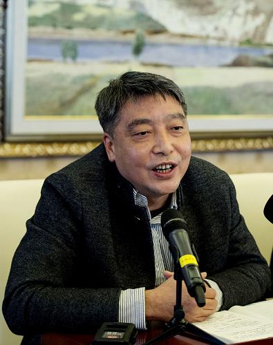 全國政協(xié)委員許瑞生說,推進城鎮(zhèn)化建設(shè)應(yīng)該對人口的遷移趨勢有一個全面預(yù)判和規(guī)劃,不能把城鎮(zhèn)化簡單地“物質(zhì)化”。城鎮(zhèn)化不是簡單的大規(guī)模興建,要推動歷史文化的挖掘保護以及公共服務(wù)的合理規(guī)劃。新華社記者 王曄 攝