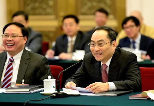 全國人大代表詹純新(前右)說,城鎮(zhèn)化建設(shè)要堅持可持續(xù)性,培育城鎮(zhèn)自身的發(fā)展能力。新華社記者 劉建生 攝
