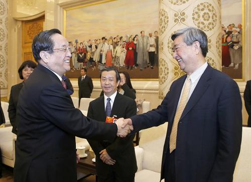 3月12日,中共中央政治局常委、全國(guó)政協(xié)主席俞正聲親切會(huì)見正在北京人民大會(huì)堂進(jìn)行兩會(huì)新聞報(bào)道的中央主要新聞媒體負(fù)責(zé)同志和工作人員,向所有參加兩會(huì)報(bào)道的新聞工作者表示誠(chéng)摯的慰問和衷心的感謝。這是俞正聲與新華社社長(zhǎng)李從軍握手。 新華社記者 鞠鵬 攝