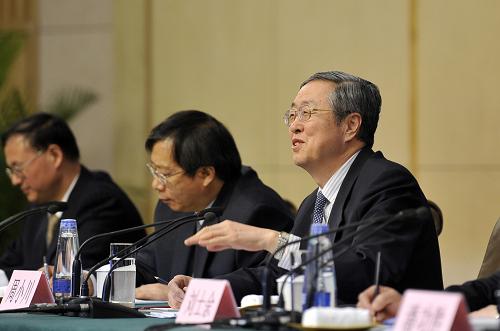 3月13日,十二屆全國(guó)人大一次會(huì)議在兩會(huì)新聞中心舉行記者會(huì),中國(guó)人民銀行行長(zhǎng)周小川(右一)等就“貨幣政策與金融改革”有關(guān)問題回答記者提問。新華社記者 王鵬 攝