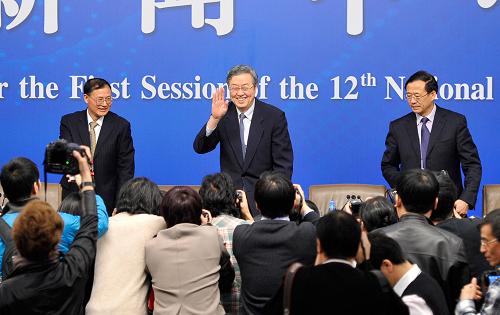 3月13日,十二屆全國(guó)人大一次會(huì)議在兩會(huì)新聞中心舉行記者會(huì),中國(guó)人民銀行行長(zhǎng)周小川等就“貨幣政策與金融改革”有關(guān)問題回答記者提問。這是記者在會(huì)上采訪。 新華社記者 王鵬 攝