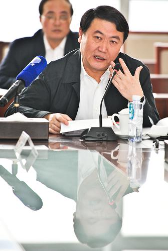 全國(guó)人大代表邢克智建議建立從田間到餐桌的全程監(jiān)督體系,健全監(jiān)管體制,完善食品標(biāo)準(zhǔn)體系,確保食品安全。 新華社記者 岳月偉 攝