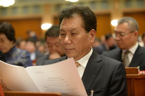 全國(guó)人大代表石克榮指出,要保證食品安全,必須加強(qiáng)綜合協(xié)調(diào),不斷完善立法,明確、細(xì)化分段管理中各監(jiān)管部門的具體職責(zé)和權(quán)限,打破處置權(quán)交叉,彌合監(jiān)管縫隙,形成監(jiān)管合力。新華社記者 王建華 攝