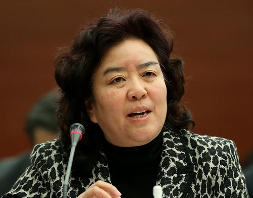 全國(guó)人大代表謝紅建議,應(yīng)采用市場(chǎng)倒逼的方式監(jiān)管食品安全,讓原料、加工、生產(chǎn)、銷售等環(huán)節(jié)均對(duì)市場(chǎng)負(fù)責(zé),有效保障食品安全。新華社記者 陳建力 攝