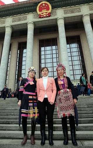 這是3月8日,梁麗娜(中)參加完十二屆全國(guó)人大一次會(huì)議第二次全體會(huì)議后在人民大會(huì)堂前留影。 新華社記者 陳建力 攝