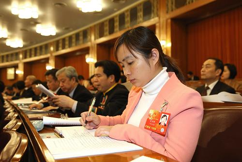 這是3月8日,梁麗娜出席十二屆全國(guó)人大一次會(huì)議第二次全體會(huì)議。新華社記者 陳建力 攝