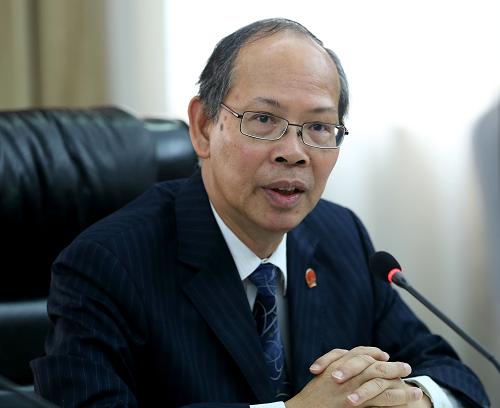 全國人大代表、澳門中華教育會會長李沛霖在小組討論會上表示,針對邊遠(yuǎn)山區(qū)教師的待遇問題,政府應(yīng)制定特殊政策,加大補貼力度,這樣才能將教師留在邊遠(yuǎn)山區(qū),有助于提高當(dāng)?shù)睾⒆拥乃刭|(zhì),讓他們成長為合格的建設(shè)者。新華社記者 陳建力 攝