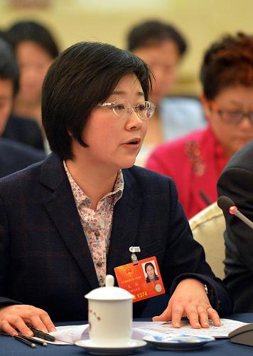 全國人大代表、河南鄭州市教育局黨委書記、局長毛杰在發(fā)言時說,基于目前國家的教育現(xiàn)狀,希望能夠出臺可操作性的政策,讓每個孩子都有平等升學(xué)的權(quán)利。新華社記者 王頌 攝