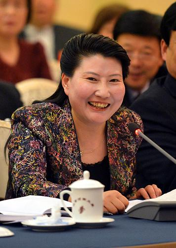 全國人大代表、河南周口科技職業(yè)學(xué)院院長李海燕建議,目前應(yīng)該加大對農(nóng)村職業(yè)教育的資金扶持力度,并盡快修訂職業(yè)教育法,提高農(nóng)民工的綜合素質(zhì)和勞動技能,以適應(yīng)職業(yè)教育發(fā)展的需要。新華社記者 王頌 攝