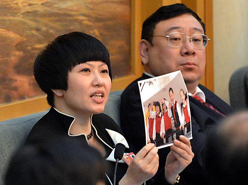 全國人大代表、重慶一家小學(xué)校長劉希婭發(fā)言時展示了城市和農(nóng)村學(xué)前教育的孩子參加社會活動的照片。目前我國學(xué)前教育財政投入少,底子薄,她建議盡快出臺學(xué)前教育法。新華社記者 王頌 攝