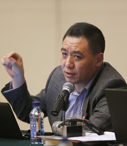 全國政協(xié)委員王康強(qiáng)調(diào),要調(diào)整和優(yōu)化教育結(jié)構(gòu),教育經(jīng)費(fèi)的發(fā)放要有預(yù)見性,教育經(jīng)費(fèi)安排與教育發(fā)展規(guī)劃要合理匹配,并做好教育經(jīng)費(fèi)使用的審計(jì)監(jiān)察工作,確保嚴(yán)格執(zhí)行。新華社記者 鞠鵬 攝