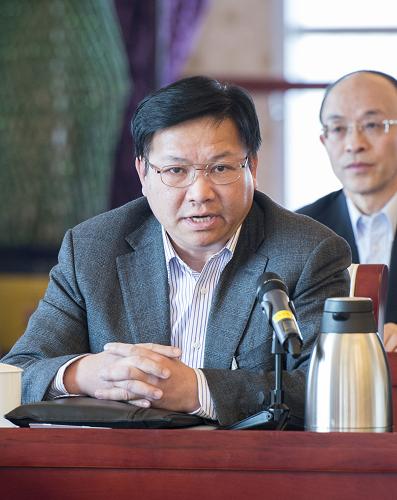 全國政協(xié)委員黃日波說,我國在教育上的經(jīng)費(fèi)投入逐年增長,但是西部地區(qū)的教育水平和人才數(shù)量與一些發(fā)達(dá)地區(qū)的差距越拉越大,優(yōu)秀人才留不住。因此,我們必須改進(jìn)教育投入的方式和機(jī)制,讓投入更多地惠及西部地區(qū),否則投入越大差距越大。新華社記者 王曄 攝
