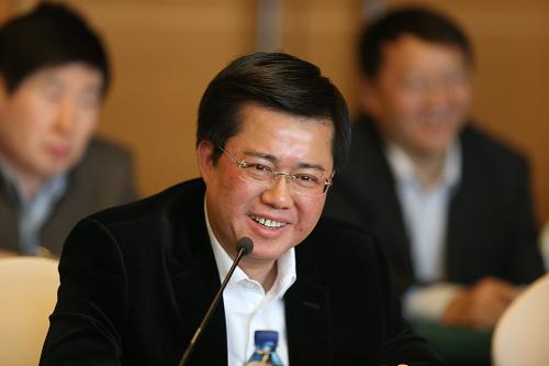 全國政協(xié)委員管飛說,中國要大力發(fā)展職業(yè)教育,通過政策引導(dǎo)、經(jīng)費(fèi)投入、技工分級等方式,鼓勵職業(yè)教育的發(fā)展。新華社記者 邢廣利 攝