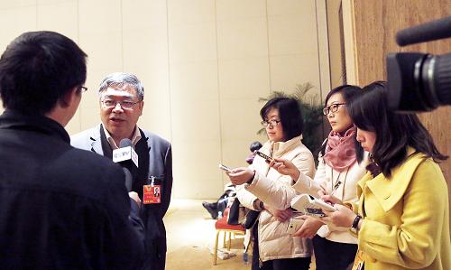 全國政協(xié)委員朱永新在接受記者采訪時說,美麗中國應(yīng)該從美麗鄉(xiāng)村開始,他呼吁加強(qiáng)農(nóng)村免費(fèi)義務(wù)教育,建議加大財(cái)政對農(nóng)村教育的扶持并改進(jìn)現(xiàn)有撥款模式。新華社記者 鞠鵬 攝