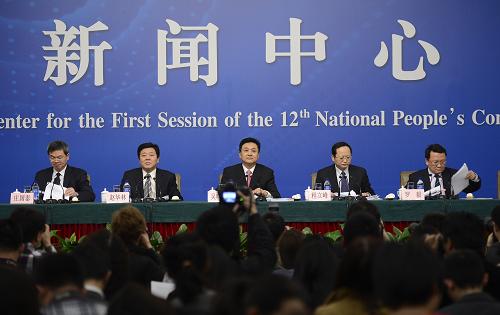 3月15日,十二屆全國人大一次會議在兩會新聞中心舉行記者會,環(huán)境保護部副部長吳曉青(左三)、污染防治司司長趙華林(左二)、環(huán)境影響評價司司長程立峰(左四)、環(huán)境監(jiān)測司司長羅毅(左五)、自然生態(tài)保護司司長莊國泰(左一)就“環(huán)境保護與生態(tài)文明建設”有關問題回答記者提問。新華社記者 王鵬 攝