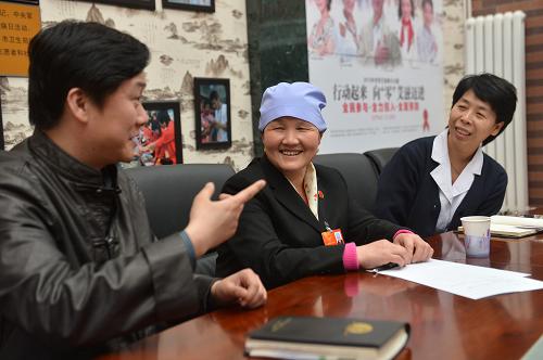 馬玉花(中)在北京市豐臺(tái)區(qū)蒲黃榆社區(qū)衛(wèi)生服務(wù)中心與該中心工作人員交流(3月12日攝)。新華社記者 王鵬 攝