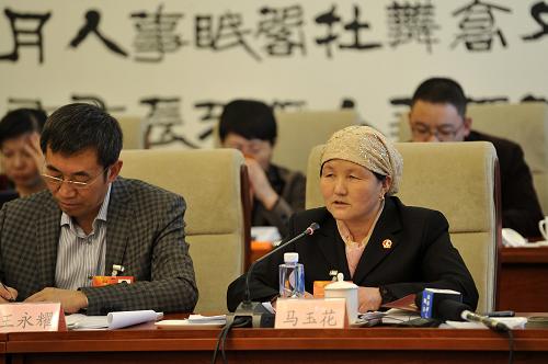 馬玉花(前右)在寧夏代表團(tuán)全體會(huì)議上發(fā)言(3月6日攝)。新華社記者 王鵬 攝