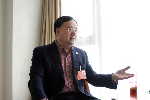全國人大代表,錦州陽光能源有限公司董事長譚文華指出,光伏產(chǎn)業(yè)作為新能源產(chǎn)業(yè)在近幾年迅猛發(fā)展,但現(xiàn)在光伏產(chǎn)業(yè)嚴(yán)重產(chǎn)能過剩,50%的光伏企業(yè)生存困難。國家有關(guān)部門應(yīng)該提高光伏產(chǎn)品檢驗和質(zhì)量標(biāo)準(zhǔn)、加大光伏科技創(chuàng)新、促進(jìn)光伏產(chǎn)業(yè)和新型能源企業(yè)發(fā)展,以減少對傳統(tǒng)能源的依賴,轉(zhuǎn)變經(jīng)濟發(fā)展方式,保護(hù)環(huán)境。 新華社記者 楊青 攝