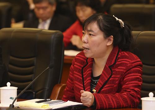 全國人大代表、天津市水利科學(xué)研究院總工程師周潮洪指出,要建立健全法律法規(guī)體系,依法治水。對浪費水資源、污染水環(huán)境的行為依法處罰,嚴(yán)重的追究刑事責(zé)任。鼓勵全社會利用再生水、雨洪水、淡化的海水等多種水資源。新華社記者 龐興雷 攝
