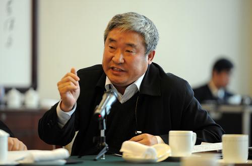 全國人大代表,中國工程院院士陳溫福指出,目前全國土地污染嚴(yán)重,尤其是農(nóng)田耕地。部分南方地區(qū)的紅土PH值達(dá)到2.6,種出的柑橘已經(jīng)無法食用;東北地區(qū)的黑土層的厚度每年以1厘米的速度衰減。所以,必須要實施糧食補貼與耕種結(jié)合,修復(fù)土壤,確保糧食安全。新華社記者 楊青 攝