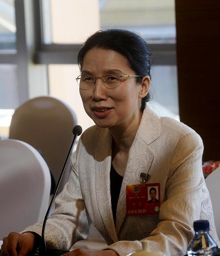全國(guó)政協(xié)委員楊佳說(shuō),中國(guó)的福利院中殘疾兒童比例較高,建議放寬殘疾兒童跨國(guó)收養(yǎng)條件。新華社記者 金良快 攝