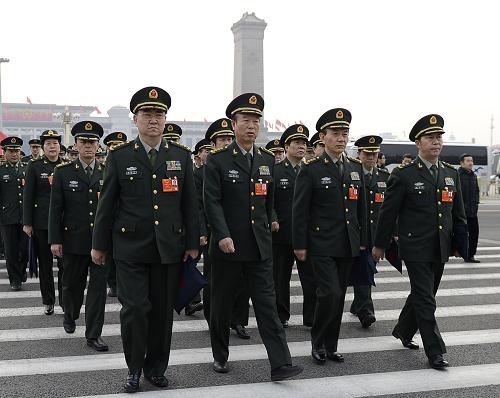 十二屆全國(guó)人大一次會(huì)議舉行第四次全體會(huì)議 3月14日,十二屆全國(guó)人大一次會(huì)議在北京人民大會(huì)堂舉行第四次全體會(huì)議,選舉第十二屆全國(guó)人民代表大會(huì)常務(wù)委員會(huì)委員長(zhǎng)、副委員長(zhǎng)、秘書(shū)長(zhǎng);選舉第十二屆全國(guó)人民代表大會(huì)常務(wù)委員會(huì)委員;選舉中華人民共和國(guó)主席、副主席;選舉中華人民共和國(guó)中央軍事委員會(huì)主席。這是解放軍代表列隊(duì)步入人民大會(huì)堂。 新華社記者 王鵬 攝