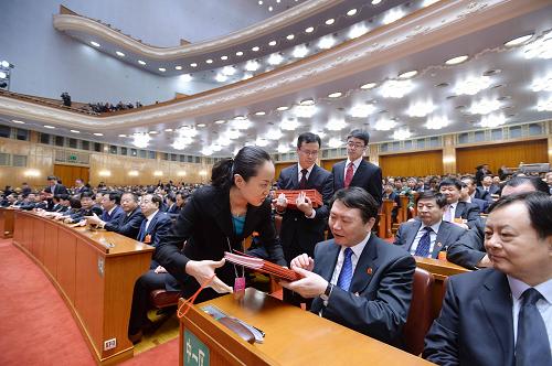 十二屆全國(guó)人大一次會(huì)議舉行第四次全體會(huì)議 3月14日,十二屆全國(guó)人大一次會(huì)議在北京人民大會(huì)堂舉行第四次全體會(huì)議,選舉第十二屆全國(guó)人民代表大會(huì)常務(wù)委員會(huì)委員長(zhǎng)、副委員長(zhǎng)、秘書(shū)長(zhǎng);選舉第十二屆全國(guó)人民代表大會(huì)常務(wù)委員會(huì)委員;選舉中華人民共和國(guó)主席、副主席;選舉中華人民共和國(guó)中央軍事委員會(huì)主席。這是工作人員在發(fā)選票。 新華社記者李濤攝