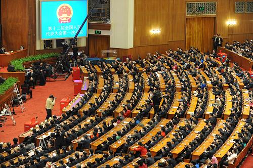 十二屆全國(guó)人大一次會(huì)議舉行第四次全體會(huì)議 3月14日,十二屆全國(guó)人大一次會(huì)議在北京人民大會(huì)堂舉行第四次全體會(huì)議,選舉第十二屆全國(guó)人民代表大會(huì)常務(wù)委員會(huì)委員長(zhǎng)、副委員長(zhǎng)、秘書(shū)長(zhǎng);選舉第十二屆全國(guó)人民代表大會(huì)常務(wù)委員會(huì)委員;選舉中華人民共和國(guó)主席、副主席;選舉中華人民共和國(guó)中央軍事委員會(huì)主席。 新華社記者楊宗友攝