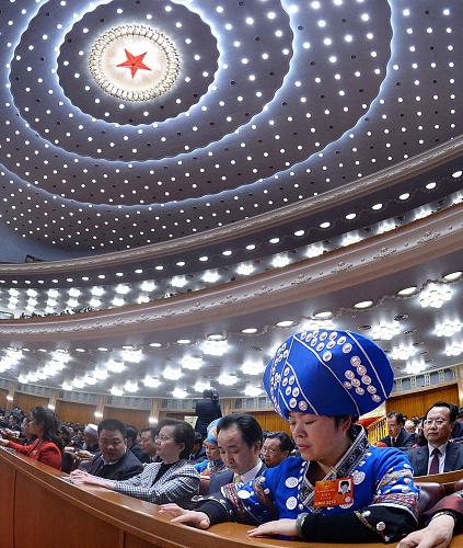十二屆全國(guó)人大一次會(huì)議舉行第四次全體會(huì)議 3月14日,十二屆全國(guó)人大一次會(huì)議在北京人民大會(huì)堂舉行第四次全體會(huì)議,選舉第十二屆全國(guó)人民代表大會(huì)常務(wù)委員會(huì)委員長(zhǎng)、副委員長(zhǎng)、秘書(shū)長(zhǎng);選舉第十二屆全國(guó)人民代表大會(huì)常務(wù)委員會(huì)委員;選舉中華人民共和國(guó)主席、副主席;選舉中華人民共和國(guó)中央軍事委員會(huì)主席。這是代表在表決。 新華社記者 李濤 攝