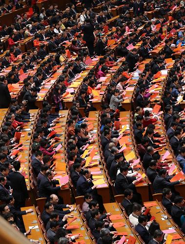 十二屆全國人大一次會(huì)議舉行第四次全體會(huì)議 3月14日,十二屆全國人大一次會(huì)議在北京人民大會(huì)堂舉行第四次全體會(huì)議,選舉第十二屆全國人民代表大會(huì)常務(wù)委員會(huì)委員長(zhǎng)、副委員長(zhǎng)、秘書長(zhǎng);選舉第十二屆全國人民代表大會(huì)常務(wù)委員會(huì)委員;選舉中華人民共和國主席、副主席;選舉中華人民共和國中央軍事委員會(huì)主席。這是代表在查看選票。 新華社記者 劉衛(wèi)兵 攝