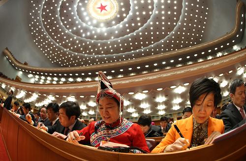 十二屆全國人大一次會(huì)議舉行第四次全體會(huì)議 3月14日,十二屆全國人大一次會(huì)議在北京人民大會(huì)堂舉行第四次全體會(huì)議,選舉第十二屆全國人民代表大會(huì)常務(wù)委員會(huì)委員長(zhǎng)、副委員長(zhǎng)、秘書長(zhǎng);選舉第十二屆全國人民代表大會(huì)常務(wù)委員會(huì)委員;選舉中華人民共和國主席、副主席;選舉中華人民共和國中央軍事委員會(huì)主席。這是代表準(zhǔn)備填寫選票。 新華社記者 陳建力 攝