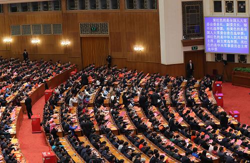 十二屆全國人大一次會(huì)議舉行第四次全體會(huì)議 3月14日,十二屆全國人大一次會(huì)議在北京人民大會(huì)堂舉行第四次全體會(huì)議,選舉第十二屆全國人民代表大會(huì)常務(wù)委員會(huì)委員長(zhǎng)、副委員長(zhǎng)、秘書長(zhǎng);選舉第十二屆全國人民代表大會(huì)常務(wù)委員會(huì)委員;選舉中華人民共和國主席、副主席;選舉中華人民共和國中央軍事委員會(huì)主席。這是代表在查看選票。 新華社記者 劉衛(wèi)兵 攝
