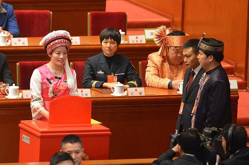 十二屆全國人大一次會(huì)議舉行第四次全體會(huì)議 3月14日,十二屆全國人大一次會(huì)議在北京人民大會(huì)堂舉行第四次全體會(huì)議,選舉第十二屆全國人民代表大會(huì)常務(wù)委員會(huì)委員長(zhǎng)、副委員長(zhǎng)、秘書長(zhǎng);選舉第十二屆全國人民代表大會(huì)常務(wù)委員會(huì)委員;選舉中華人民共和國主席、副主席;選舉中華人民共和國中央軍事委員會(huì)主席。這是代表在投票。 新華社記者 王頌 攝
