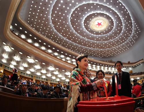 十二屆全國人大一次會(huì)議舉行第四次全體會(huì)議 3月14日,十二屆全國人大一次會(huì)議在北京人民大會(huì)堂舉行第四次全體會(huì)議,選舉第十二屆全國人民代表大會(huì)常務(wù)委員會(huì)委員長(zhǎng)、副委員長(zhǎng)、秘書長(zhǎng);選舉第十二屆全國人民代表大會(huì)常務(wù)委員會(huì)委員;選舉中華人民共和國主席、副主席;選舉中華人民共和國中央軍事委員會(huì)主席。這是代表在投票。 新華社記者 蘭紅光 攝