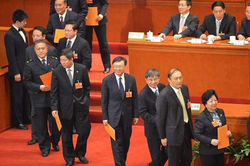 3月16日,十二屆全國人大一次會議在北京人民大會堂舉行第六次全體會議。這是代表準(zhǔn)備投票。新華社記者 王頌 攝