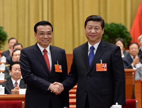 3月15日,十二屆全國人大一次會議在北京人民大會堂舉行第五次全體會議。會議經(jīng)過投票表決,決定李克強為中華人民共和國國務(wù)院總理。這是國家主席習(xí)近平同李克強親切握手。 新華社記者馬占成攝