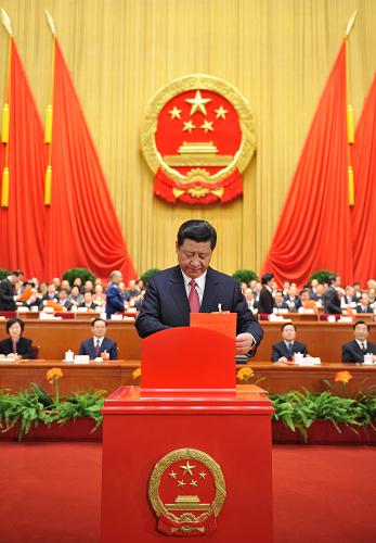 3月14日,十二屆全國(guó)人大一次會(huì)議在北京人民大會(huì)堂舉行第四次全體會(huì)議,選舉第十二屆全國(guó)人民代表大會(huì)常務(wù)委員會(huì)委員長(zhǎng)、副委員長(zhǎng)、秘書(shū)長(zhǎng);選舉第十二屆全國(guó)人民代表大會(huì)常務(wù)委員會(huì)委員;選舉中華人民共和國(guó)主席、副主席;選舉中華人民共和國(guó)中央軍事委員會(huì)主席。這是習(xí)近平在投票。新華社記者 黃敬文 攝