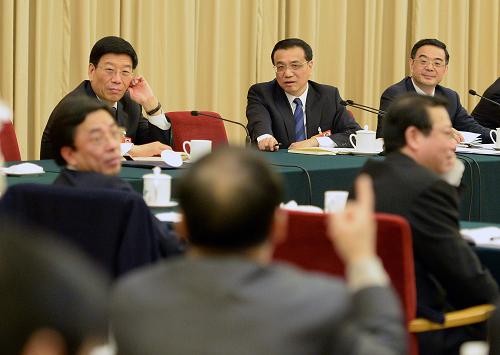 這是李克強(qiáng)認(rèn)真聽取肖安江代表發(fā)言。新華社記者 劉建生 攝