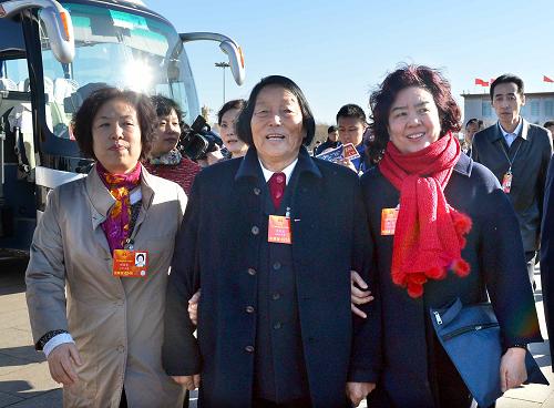 3月4日,十二屆全國(guó)人大一次會(huì)議在北京人民大會(huì)堂舉行預(yù)備會(huì)議。這是全國(guó)人大代表申紀(jì)蘭(前中)等抵達(dá)天安門廣場(chǎng)。新華社記者 王頌 攝