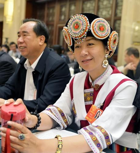 3月7日,全國(guó)人大代表、云南文化產(chǎn)業(yè)投資控股集團(tuán)有限責(zé)任公司工會(huì)副主席楊勁松(納西族)參加云南代表團(tuán)全體會(huì)議。新華社記者 楊宗友 攝