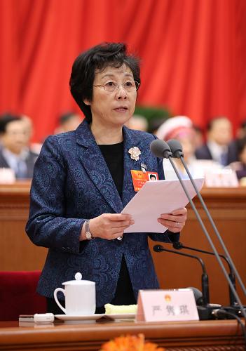 3月15日,十二屆全國人大一次會議在北京人民大會堂舉行第五次全體會議。決定國務(wù)院總理人選;決定中華人民共和國中央軍事委員會副主席、委員人選;選舉最高人民法院院長;選舉最高人民檢察院檢察長。嚴(yán)雋琪主持會議。新華社記者蘭紅光攝