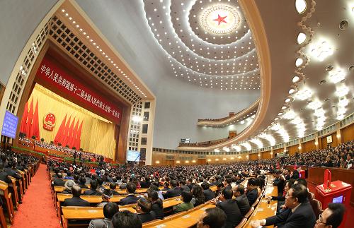 3月15日,十二屆全國人大一次會議在北京人民大會堂舉行第五次全體會議。決定國務(wù)院總理人選;決定中華人民共和國中央軍事委員會副主席、委員人選;選舉最高人民法院院長;選舉最高人民檢察院檢察長。新華社記者 陳建力 攝