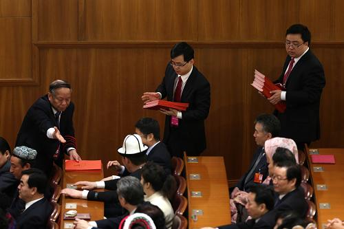 這是工作人員在發(fā)選票。新華社記者 金立旺 攝