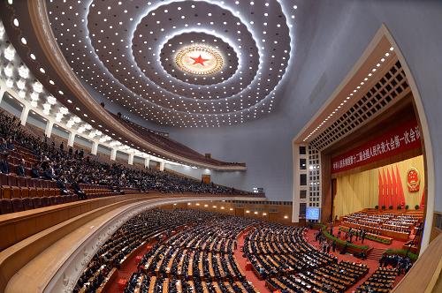 3月15日,十二屆全國人大一次會議在北京人民大會堂舉行第五次全體會議。決定國務(wù)院總理人選;決定中華人民共和國中央軍事委員會副主席、委員人選;選舉最高人民法院院長;選舉最高人民檢察院檢察長。新華社記者王曄攝