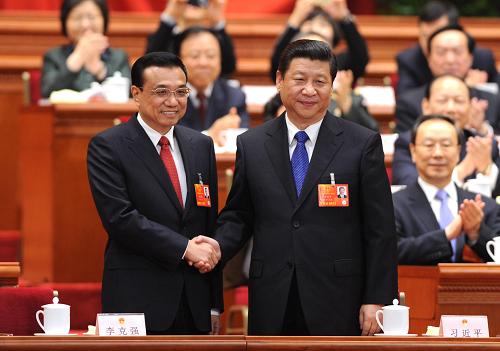 3月15日,十二屆全國人大一次會議在北京人民大會堂舉行第五次全體會議。大會經(jīng)過投票表決,決定李克強為中華人民共和國國務(wù)院總理。 這是習(xí)近平和李克強親切握手。新華社記者李濤攝