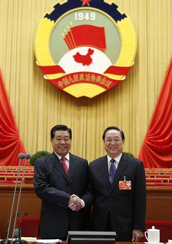 3月2日,全國政協(xié)十二屆一次會議預(yù)備會議在北京人民大會堂舉行。這是賈慶林與俞正聲握手。 新華社記者 鞠鵬 攝