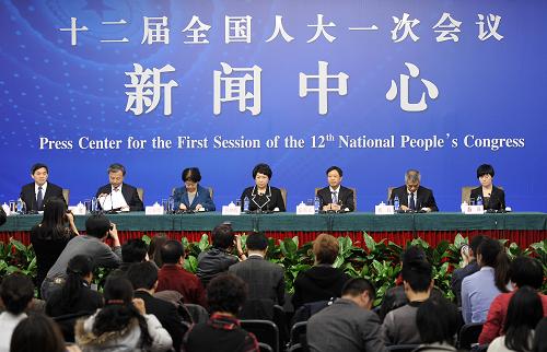 3月9日,十二屆全國人大一次會議在兩會新聞中心舉行記者會,邀請五位全國人大有關(guān)負責人就人大工作答記者問。新華社記者 王鵬 攝