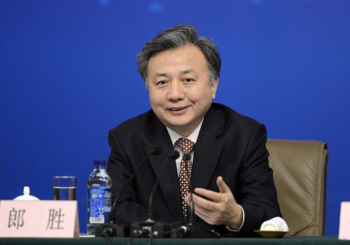 3月9日,十二屆全國人大一次會議在兩會新聞中心舉行記者會,邀請全國人大常委會副秘書長何曄暉,全國人大內(nèi)務司法委員會副主任委員陳斯喜,全國人大常委會法制工作委員會副主任信春鷹、郎勝,全國人大常委會預算工作委員會副主任姚勝就“人大工作”相關(guān)問題回答中外記者提問。這是郎勝在回答記者提問。新華社記者 王鵬 攝