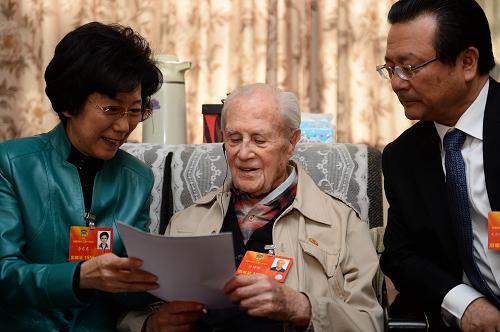 3月9日,全國政協(xié)委員李東東(左)、艾克拜爾·米吉提(右)與沙博理一起看材料。當日,全國政協(xié)委員李東東、黃友義、唐寧、艾克拜爾·米吉提來到全國政協(xié)委員、著名翻譯家沙博理家中探望。98歲高齡的沙博理說,雖然由于身體原因沒有到大會現(xiàn)場,但每天都通過電視和廣播密切關(guān)注兩會。沙博理1963年加入中國國籍,自1983年當選第六屆全國政協(xié)委員以來,一直連任至今。他的主要譯著有《水滸傳》《新兒女英雄傳》《家》《林海雪原》等,還陸續(xù)撰寫自傳體著作《一個美國人在中國》等。新華社記者 金良快 攝