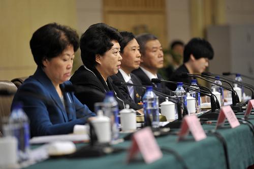 這是何曄暉(左二)在回答記者提問。新華社記者 王鵬 攝
